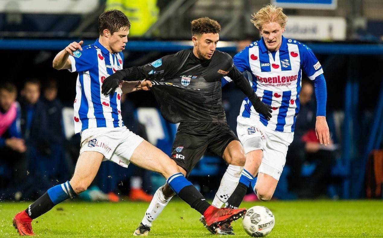 防线后腰间 防线后腰间